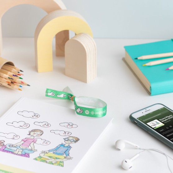 Pulsera de audiocuentos Pilarín Bayés | Regalos Solidarios SJD 2