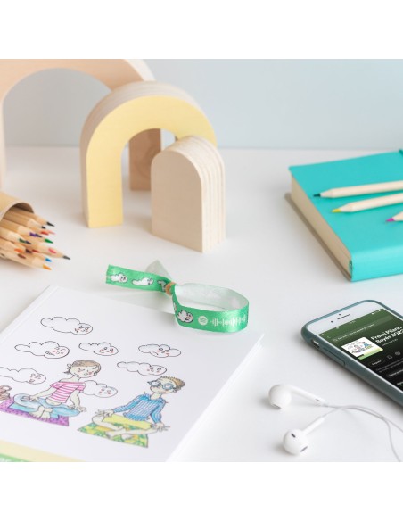 Expositor de 30 pulseras de audiocuentos | Cesión de producto solidario Expositor de 30 pulseras de audiocuentos | Cesión de producto solidario